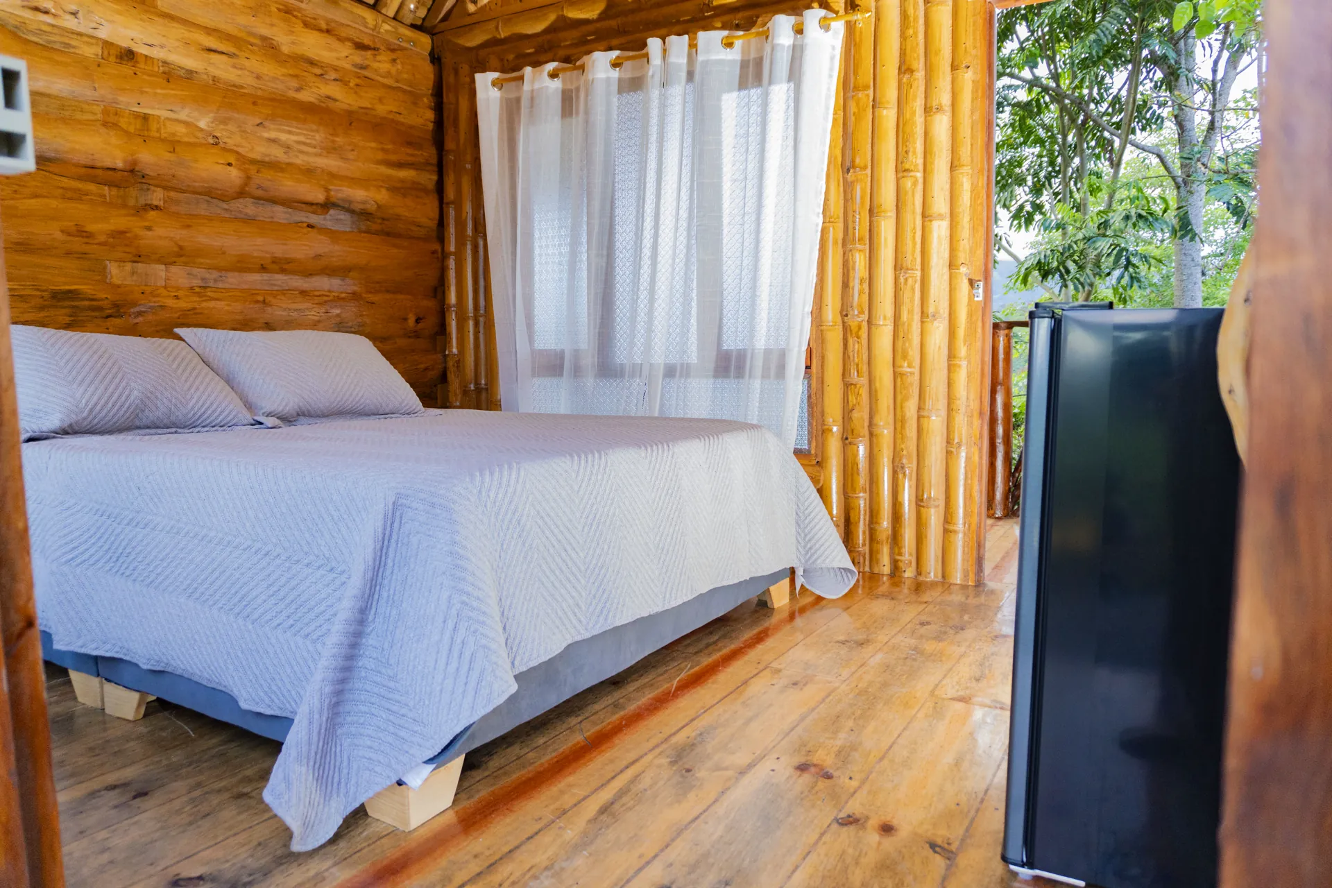 Habitación de cabaña de madera con cama y ventana