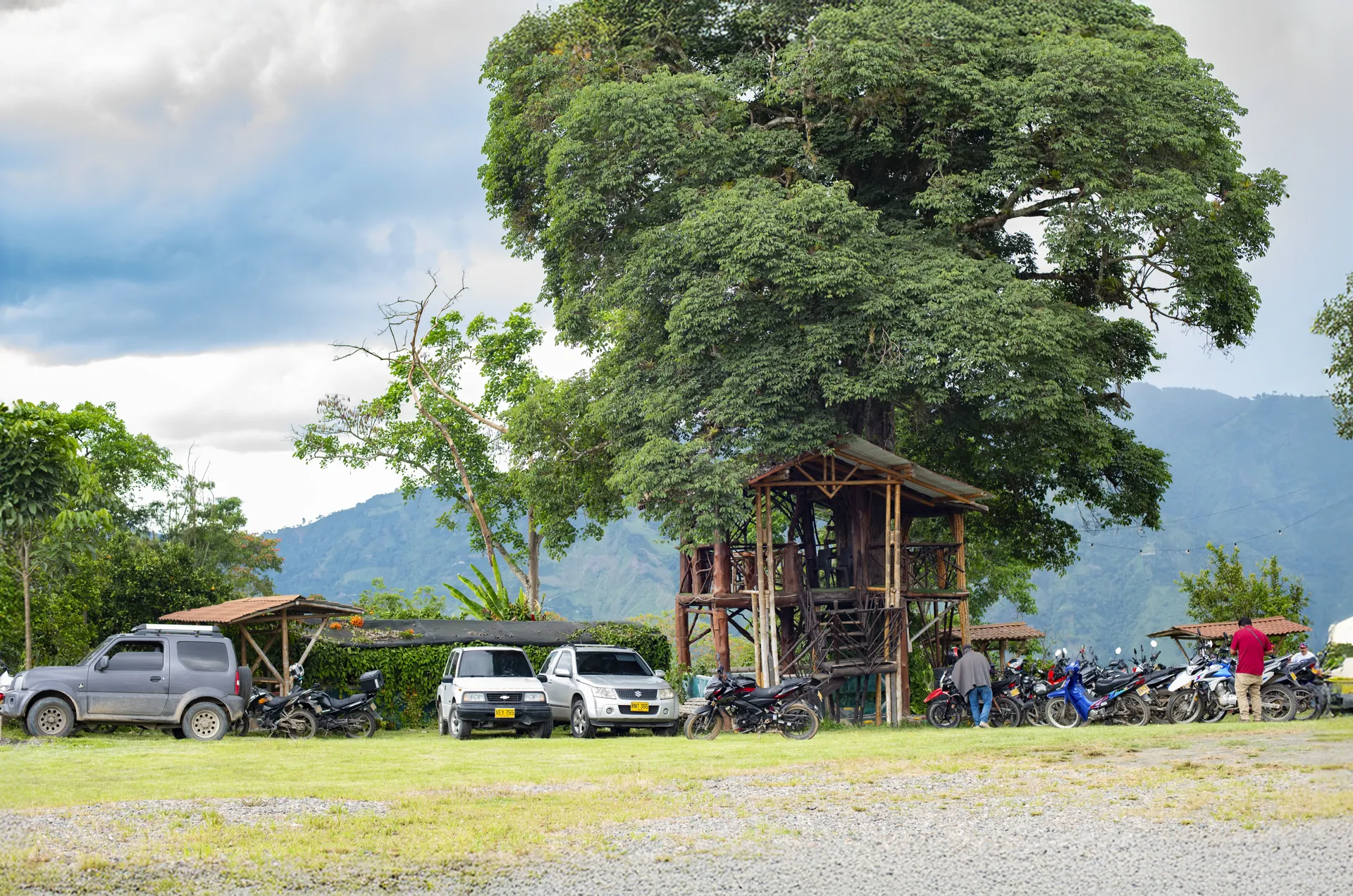 Salón campestre con estructura de madera, usado para eventos y reuniones